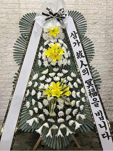 풍성하고 정갈한 디자인의 3단 화환